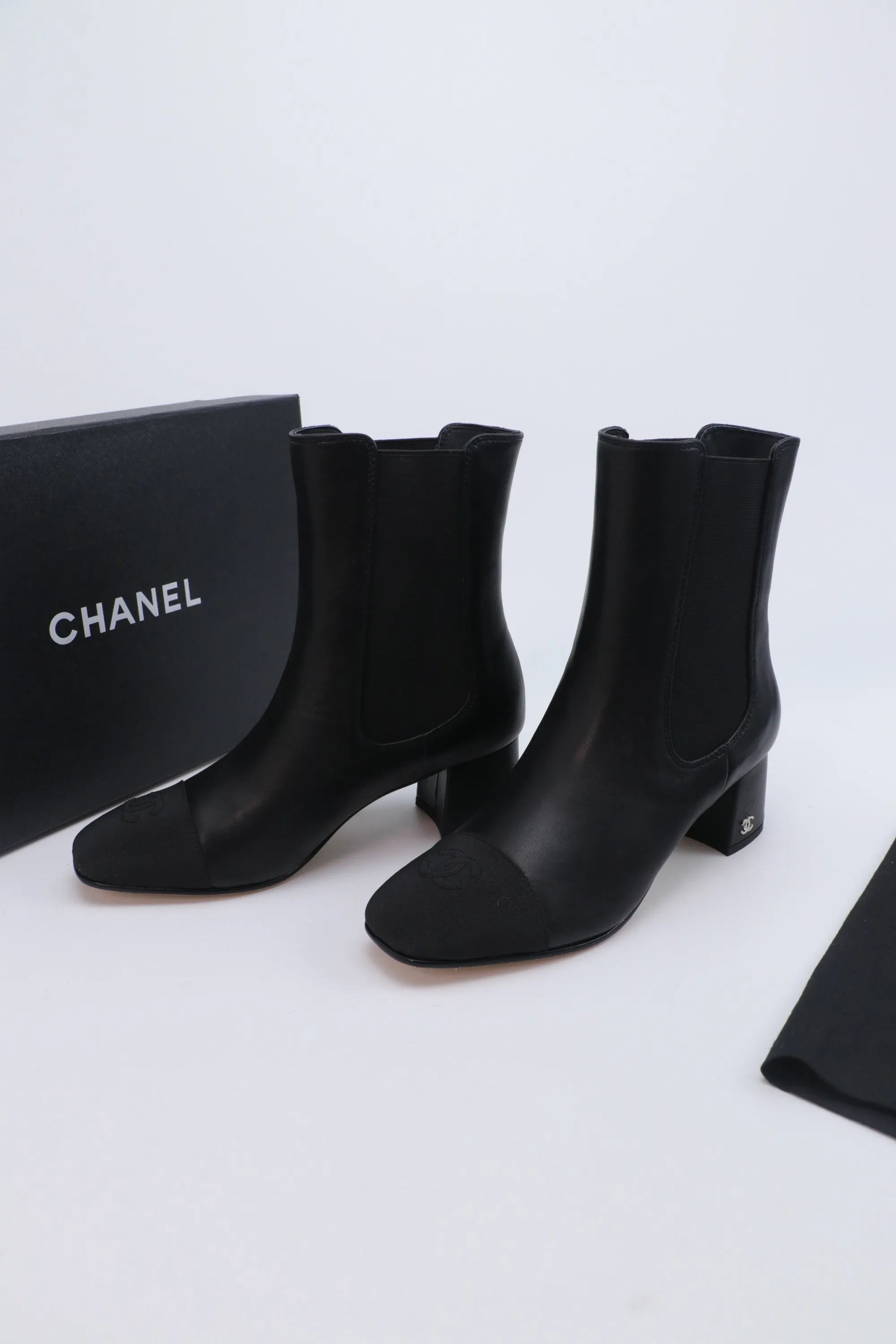 P720 Chanel 25A Advanced Handicraft Workshop Series Boots New model is on sale first 🆕 This autumn and winter must-have item Original development Private model hardware Genuine leather outsole Cowhide upper Sheepskin lining Size: 35-39 Other sizes are determined